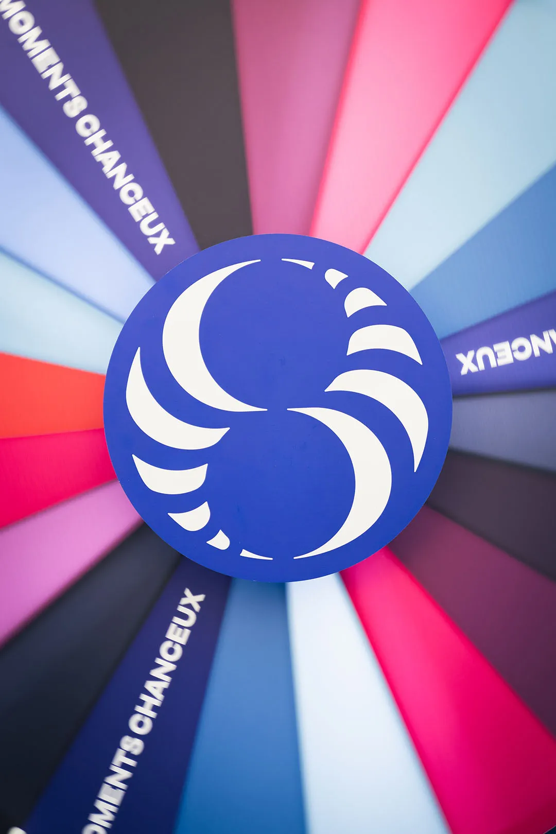 Close-up detail of the Roue des Moments Chanceux wheel hub with the central logo and radiating coloured segments